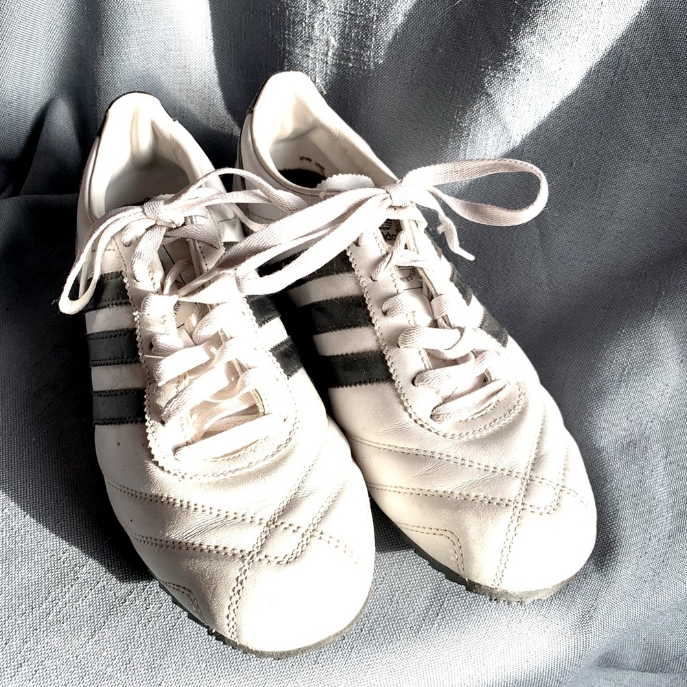 Adidas classic tennis shoe Size 8